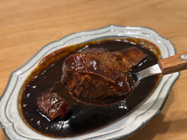 お肉のゴロゴロ感がすごい！ シチューもたっぷりで食べごたえがあります