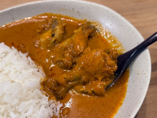 やわらかく煮込んだ骨付き肉が3本入って食べごたえ満点