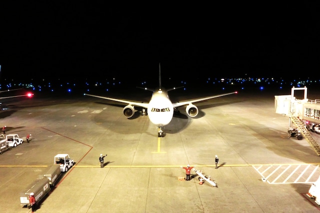 空の安全はスタッフの長年の経験と技術があってこそ。航空機（乗客）に一礼する地上職員も日本ならではの光景（向かって左）。こちらこそ敬意を表したい