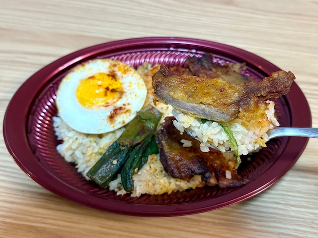 カレー風味の豚肉がやわらかで、香ばしい炒飯と好相性!