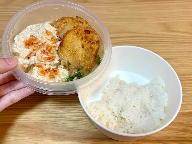 食べる直前にスープと具材を白米にかけていただきます!