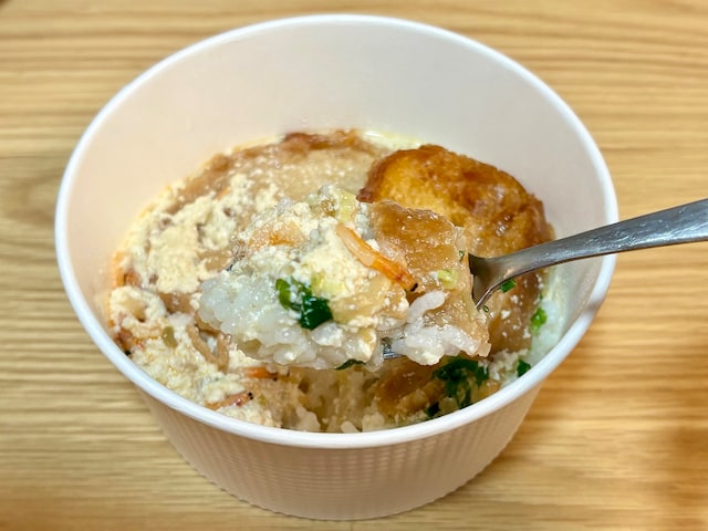 揚げたバケットを崩しながら食べるのがおすすめ。 豆乳と黒酢が効いた風味豊かなおかゆです