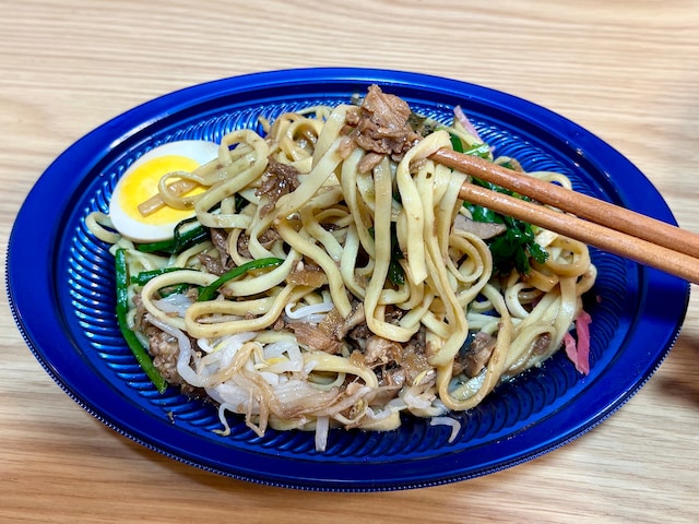 自家製魯肉の甘辛さに黒酢の酸味が合わさった、クセになる味わい!