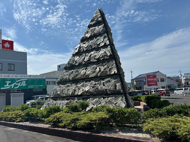 陶磁器製のピラミッド型モニュメント「フューチャードリーム～未来の夢」