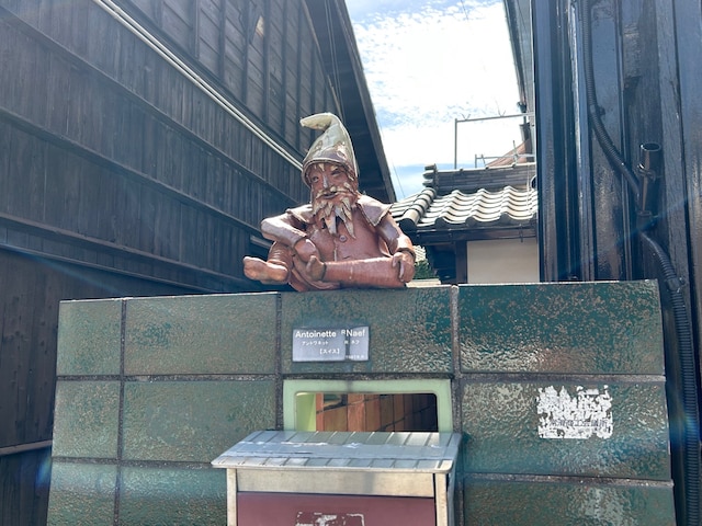 民家の郵便受けの上にも陶器の作品が