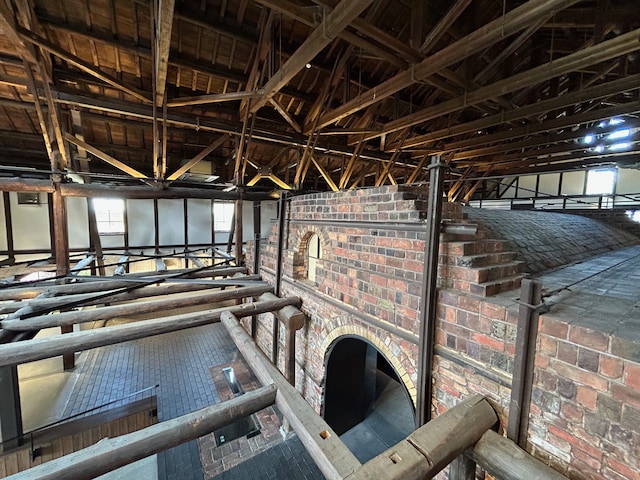 「窯のある広場・資料館」の2階から煉瓦造の窯を見下ろす