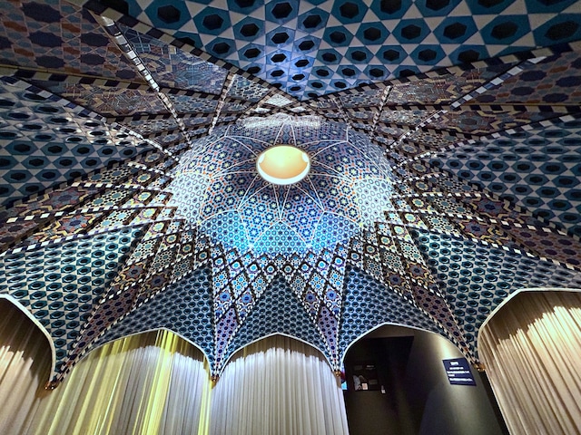「世界のタイル博物館」のイスラームのタイル張りドーム天井