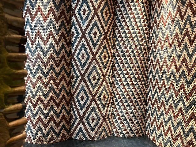 紀元前3500年頃、メソポタミア地域ウルクのクレイペグによる壁空間