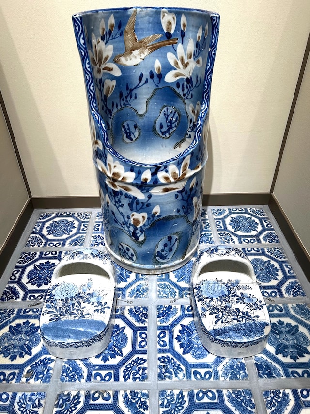 陶磁器製古便器と厠下駄