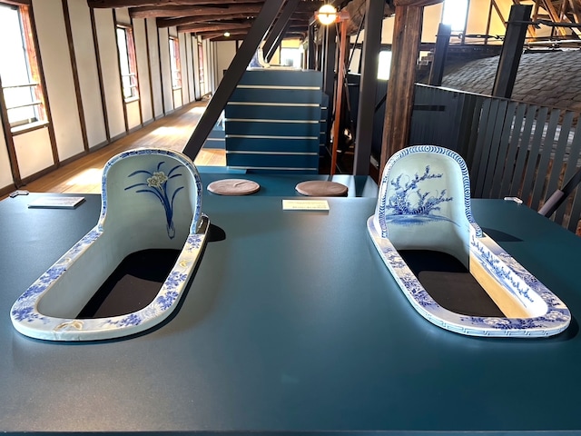 染付波に鶴図 小判形大便器（明治後期・瀬戸）