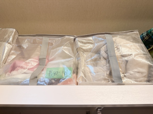 スリーコインズ「フタ付きクリアスクエアボックス」1つ税込330円（品番：2414-M04-000000）