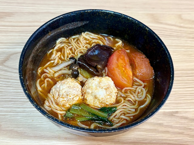 筆者は、鶏団子、トマト、きくらげ、しめじ、ちんげん菜をトッピングしました!