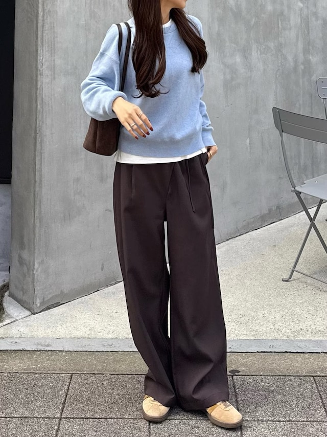 淡いブルーのニットもブラウンのパンツであか抜けた印象に　出典：WEAR