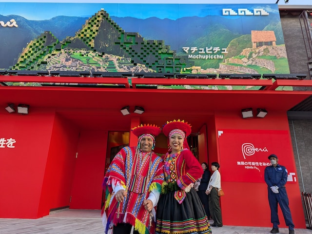 ペルーパビリオンの入口にて。館内にはキッチンもあり時間によってはペルー料理やお酒の振る舞いもあった