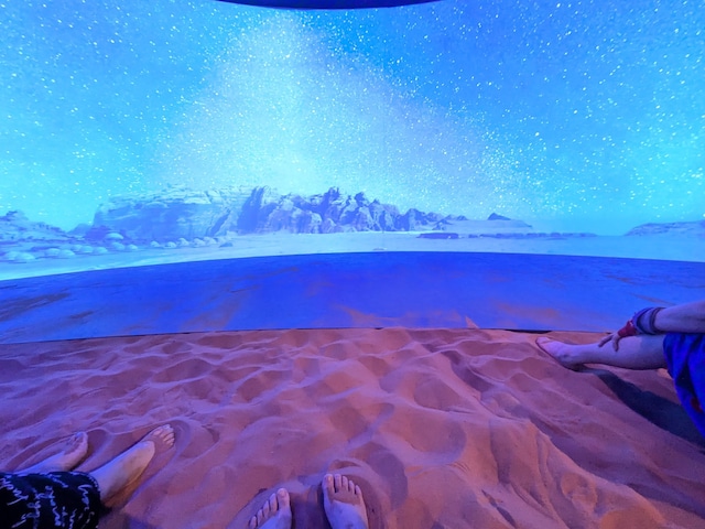 ヨルダンパビリオン～本国から運んできた砂漠の砂が話題に。筆者は白い服で砂漠に座るのをためらったのですが、実は砂はさらさらで全く汚れないことにびっくり