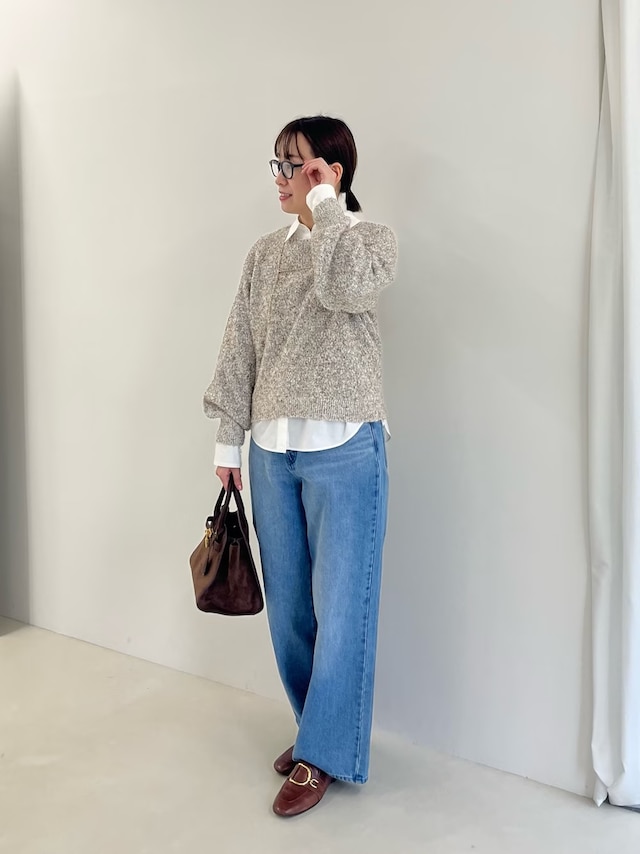 【OKコーデ】白シャツを挟むと着こなしが引き締まります　出典：WEAR