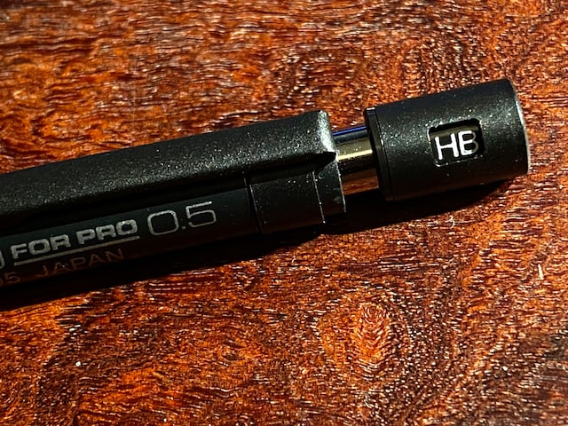 この、入れている芯の硬度を表示させる機能に、製図をしない一般の文具好きは、昔から憧れていた。筆記時に手に当たりにくい短いクリップも、今見るととてもモダンなデザインだ