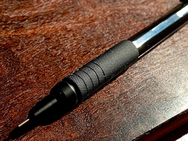 真っ黒になった「グラフギア500」は、最初からこの色でデザインされたようにしっくりくる。口金と一体になっている金属製グリップと、六角軸がスタイリッシュ
