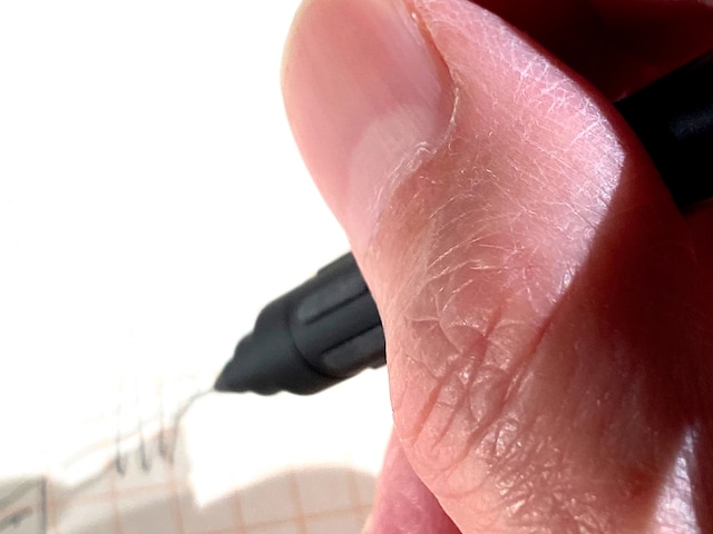 今回の3本の中では、個人的にはこの「グラフ1000＜フォープロ＞」が一番、手にしっくりなじむ。芯を引っ込める時の感触が素晴らしい