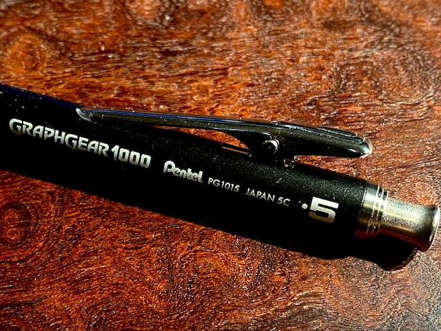 「グラフギア1000」は、クリップがバインダータイプ。また、引っ込めたステンレスパイプは、このクリップを押すと出てくる仕掛け