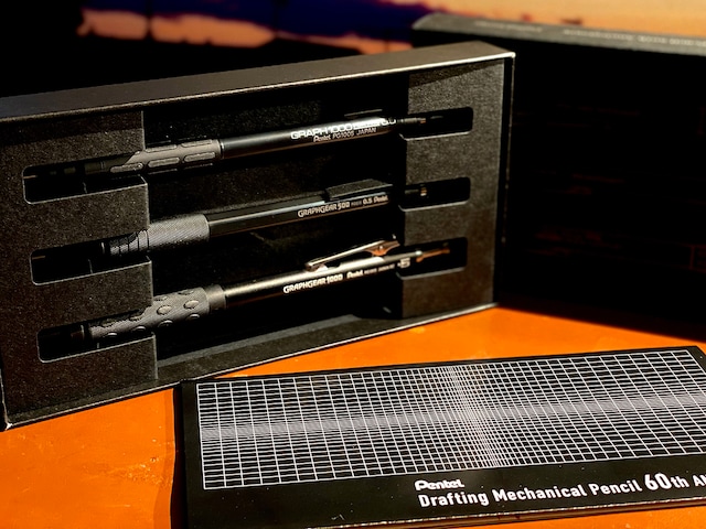 紙箱ながら飾れるようにデザインされた3本セットの外箱。手前にあるのは「メカニカ」のパッケージデザインを表紙にした年表