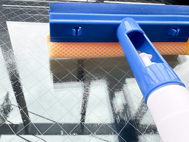 「スプレー付3WAY ガラスワイパー」税込220円（JANコード：4549131353983）