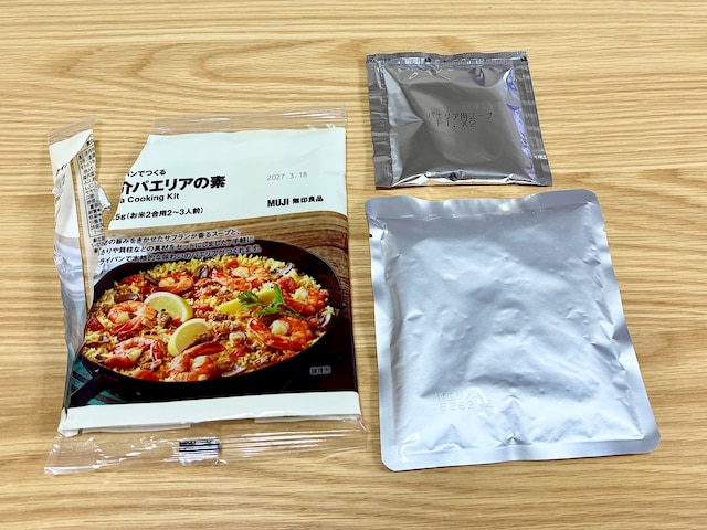 「パエリア用スープ」と「具材」がセットになっています 