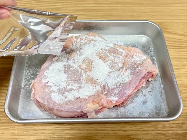 「下味パウダー」は、ふりかけて時間をおくだけでお肉をやわらかくしてくれるスグレものです 