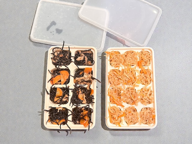 「シリコーン冷凍小分け保存容器」M・Sサイズ、各税込550円