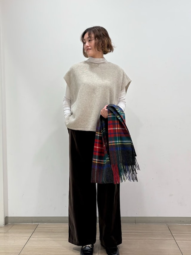 【OKコーデ】ニットベストなら身頃はしっかりあたたかく、動きやすい　出典：WEAR