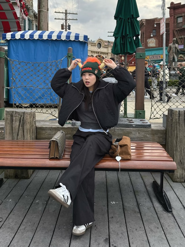 クッパのニットキャップが黒のショート丈アウターと相性よし　出典：WEAR