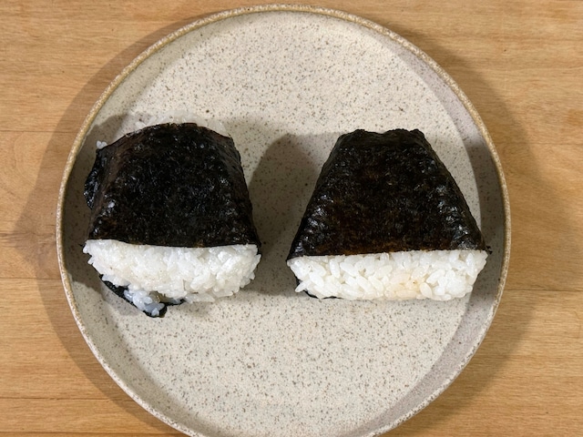 ローソンの「焼さけおにぎり」。左が冷凍、右がチルド