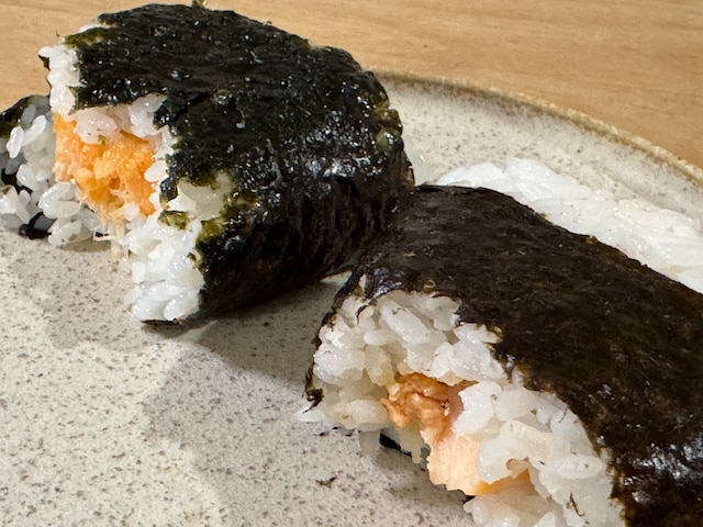 温めると鮭の香りが立ち、ご飯とのなじみもよかったです。左が冷凍、右がチルド