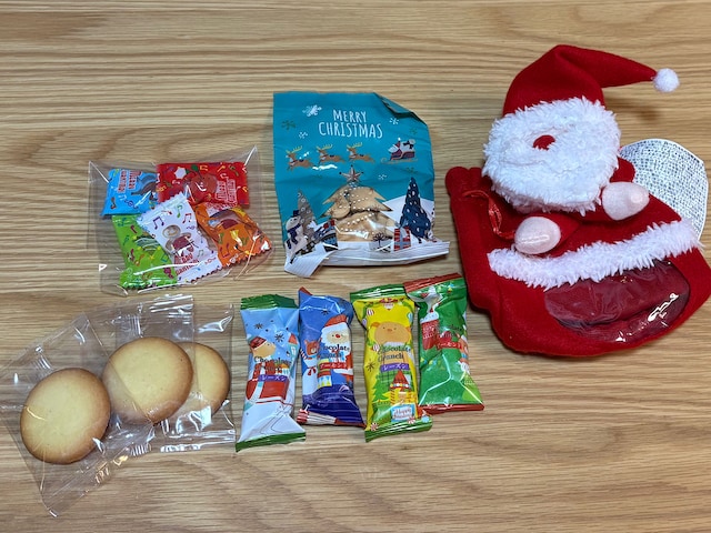サンタさんの袋の中には、たっぷりのお菓子が！ クリスマスプレゼントによろこんでもらえること間違いなしです 