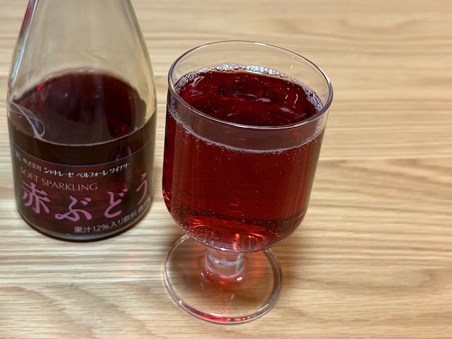 パーティーにもぴったりな炭酸飲料。赤ぶどうの風味が上品でおいしい！