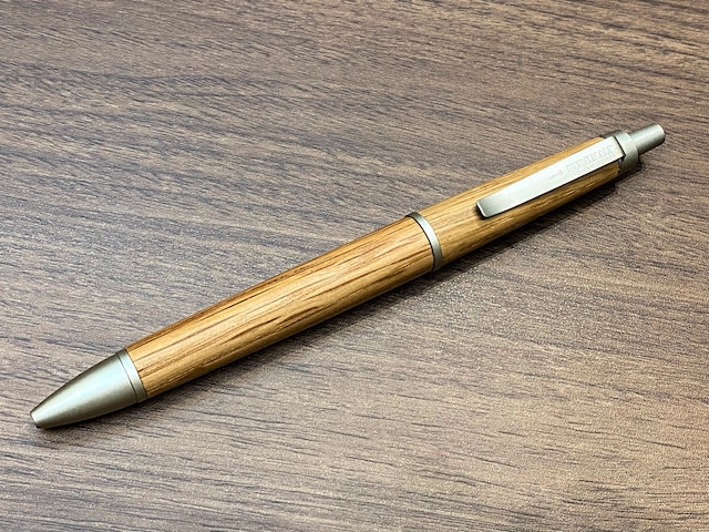 三菱鉛筆「ピュアモルト&nbsp;ジェットストリームインサイド&nbsp;シングル」の軸色がナチュラルのモデル。以前のモデルに比べ、よりウイスキー樽を意識したデザインになっているように見える