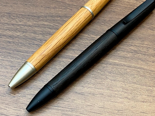 より「木軸」らしさを感じるナチュラルと、シックなダークブラウン、好みが分かれる2色展開だ。口金のデザインも通常の4&1とは少し違う