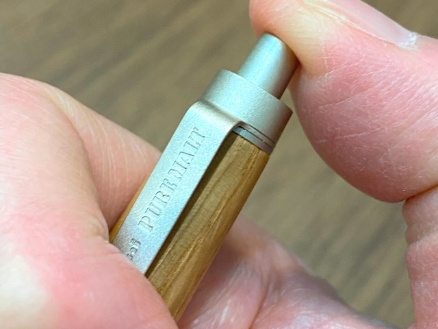 押し始めは軽く、最後少しだけ抵抗が強くなるノックボタンの押し心地も、今回新たに開発された機構