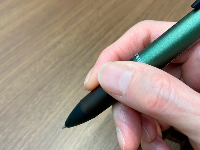 個人的には、ラバーグリップより温かみもあり、加水分解もしない木製のグリップがうれしい。それがピュアモルトのストーリー性も持つのだからなおさら