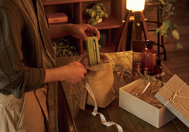 若い人にも伝わるように、ビジュアルイメージも更新している。シングルモデルは、ギフト用途にも使えるパッケージ入り