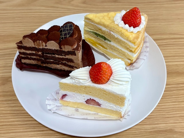 中央下：1位「スペシャル苺ショート」、左上：2位「パリパリチョコショート」、右上：3位「クレープ・オ・フリュイ」　※画像：筆者撮影