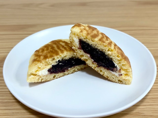 バターがあんこに負けていない！&nbsp;「北海道産バターどらやき」は塩味と甘みのバランスが絶妙 　※画像：筆者撮影