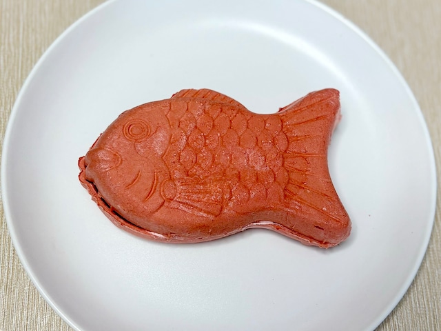 食べるのがもったいなくなるほど、愛らしいピンク色のたい焼き。食べる前からいちごの甘い香りが広がります