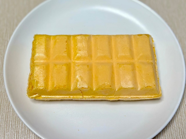 モナカの中には、2種類のアイス、いちごソース、いちごチョコが入っています