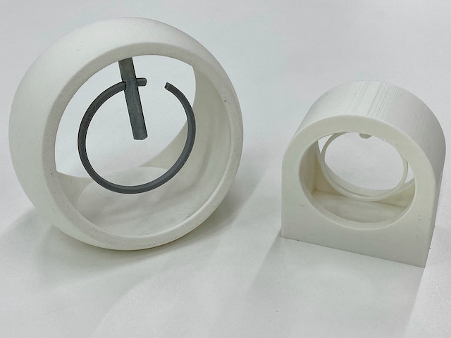 「MD香時計」の開発中に作られた3Dプリンタによるモックアップ。お香をどうセットするかという部分と、どういう形状がよいかを試作しながら検討していったそう