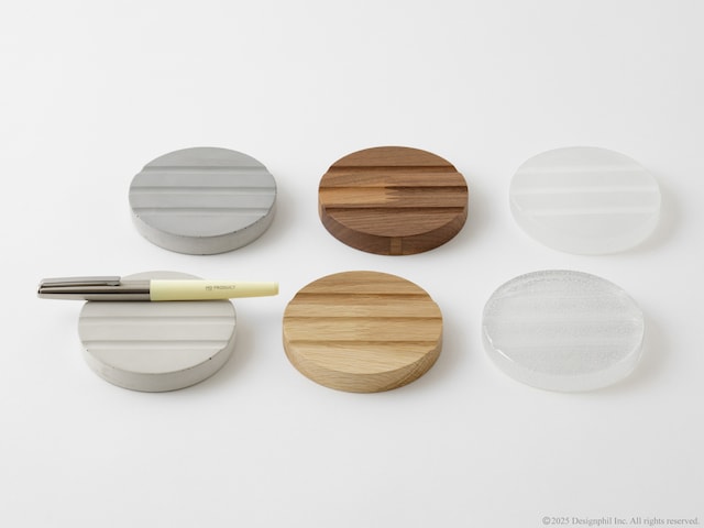 「MDペンレスト」。写真左上から、モルタル・グレー（3520円）、木・ウォールナット（4950円）、ガラス・雪（5830円）、モルタル・ライトグレー（3520円）、木・ナラ（4620円）、ガラス・氷（5500円）の6種類（全て税込価格）