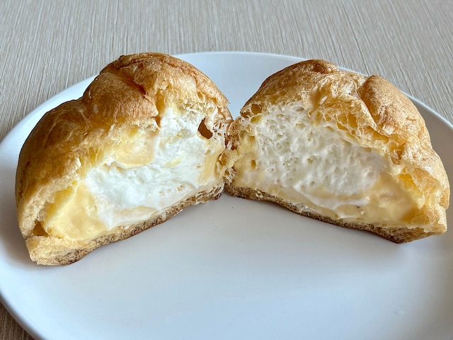 あふれるほどたっぷりと詰まったクリームが絶品。リニューアルしてさらに高級感が増した気がします&nbsp;