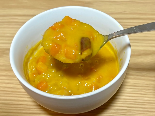 野菜や豆がたっぷり入っていて食べ応え抜群。かぼちゃの自然な甘みに癒やされる濃厚スープです