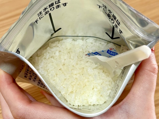 非常時に頼りになる備蓄ごはん。スプーンもついていて便利です&nbsp;