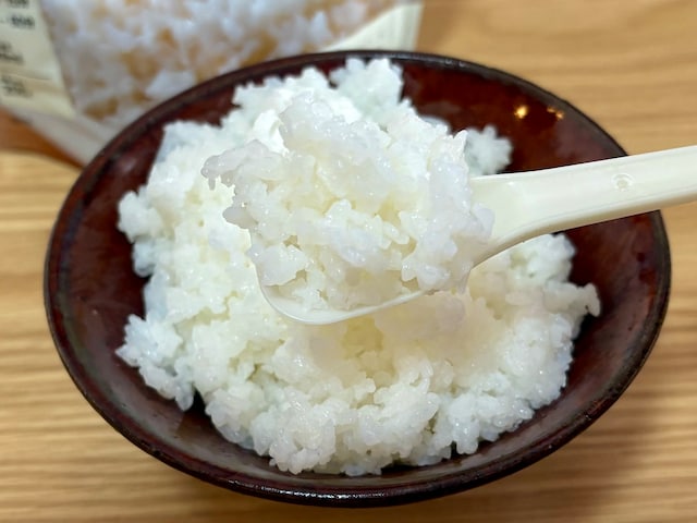 15分待つだけであっという間に炊きたてごはんが出来上がり。国産米がうれしい！